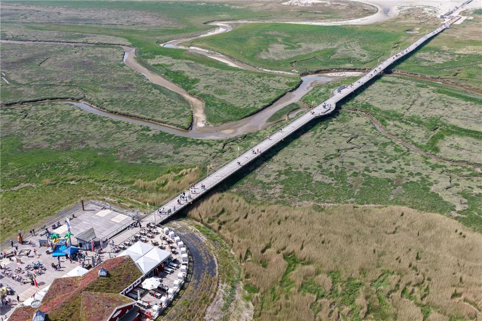 Die Seebrücke ist 1,9 Kilometer lang und eines der Wahrzeichen des Ortes.Bodo Marks/dpa