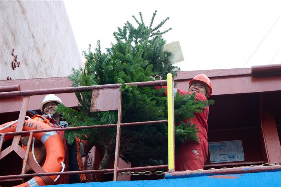 Die Seeleute freuen sich über den weihnachtlichen Gruß.Georg Wendt/dpa