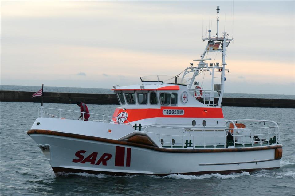 Die Seenotretter konnten die beiden Fischer aus der misslichen Lage befreien. (Symbolbild)Helge Toben/dpa