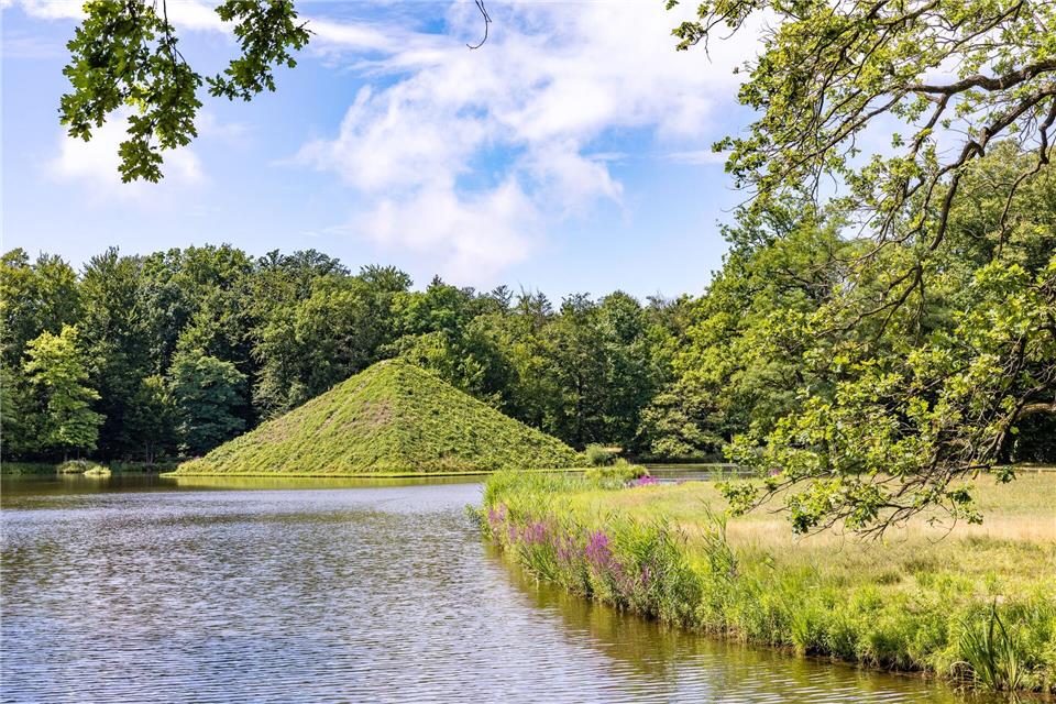Die Seepyramide im Branitzer Park wird von der Sommersonne beschienen.Frank Hammerschmidt/dpa