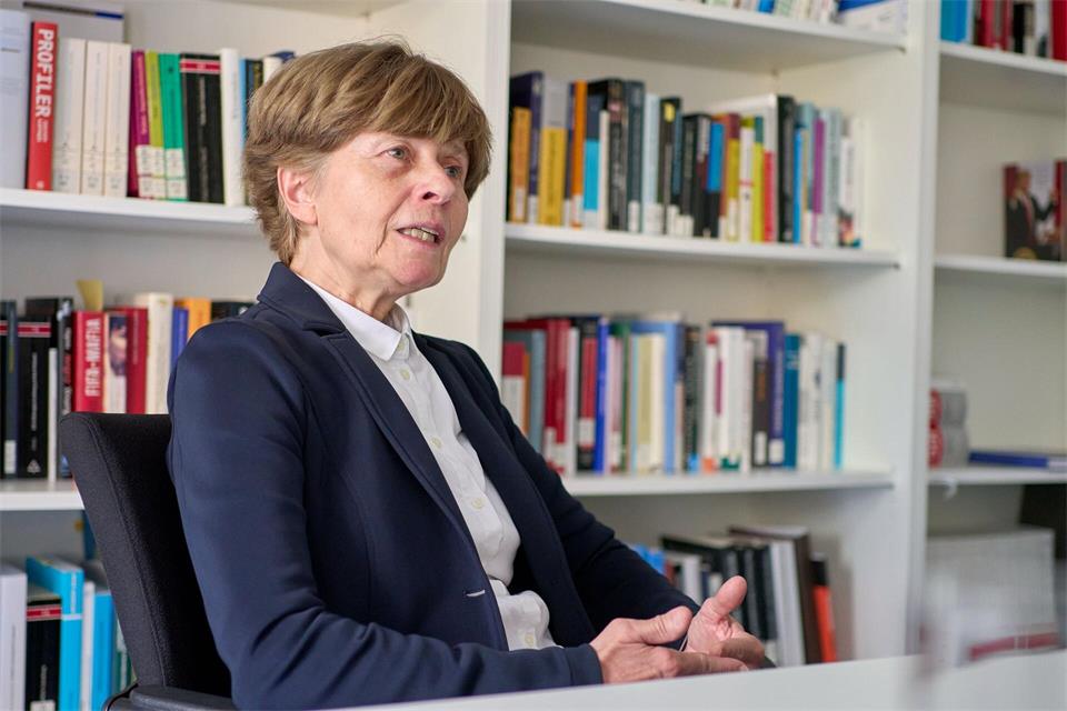 Die Selbstdarstellung krimineller Gangs übt auf manche Minderjährige eine Faszination aus, sagt die Kriminologin Britta Bannenberg.Sascha Ditscher/dpa