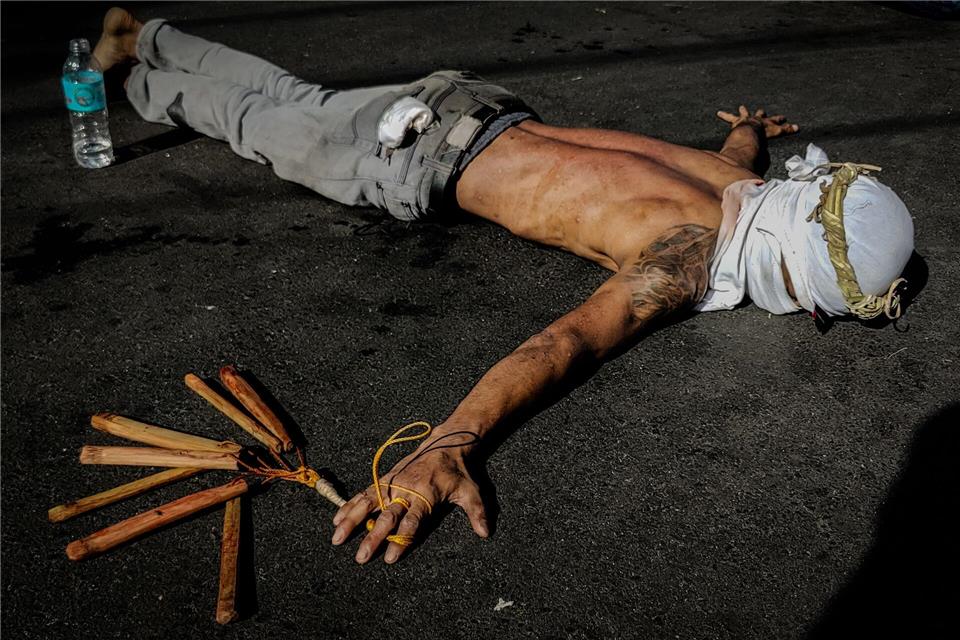 Die Selbstgeißelung ist auf den Philippinen Teil der KarfreitagsritualeRyan Eduard Benaid/SOPA Images via ZUMA Press Wire/dpa