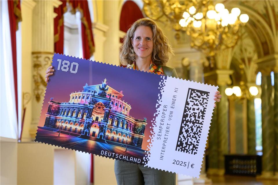 Die Semperoper ist Motiv einer neuen Sonderbriefmarke der Deutschen Post. Robert Michael/dpa