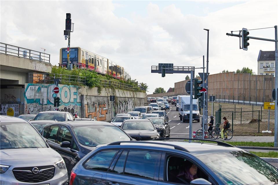 Die Senatorin kündigt Maßnahmen gegen Stau auf dem neuen Stück der Berliner Stadtautobahn A100 an.Joerg Carstensen/dpa