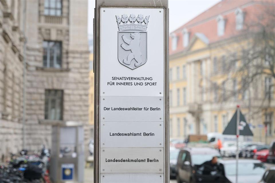 Die Senatsverwaltung für Inneres und Sport hat laut Personalstatistik mehr als 33.000 Beschäftigte, dazu zählen 25.000 Beschäftigte bei der Polizei. Mehr Beschäftigte hat nur die Senatsverwaltung für Bildung inklusive der Lehrer. (Archivbild)Annette Riedl/dpa