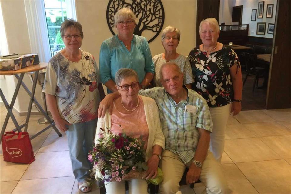 Die Senioren haben Paula und Hans Dings (vorne) verabschiedet. Ursula Groß-Bölting, Maria Rademacher, Ursula Möllmann und Elsbeth Kamperschroer (v.l.) kümmern sich künftig um das Programm.