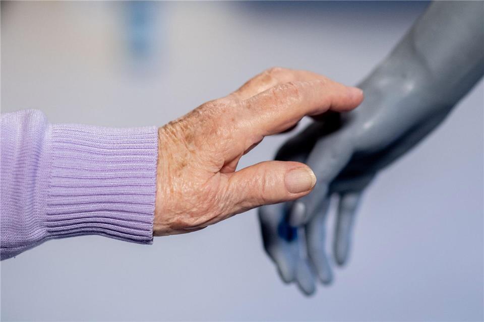 Die Senioren testen, wie sich der Roboter anfühlt. Hauke-Christian Dittrich/dpa