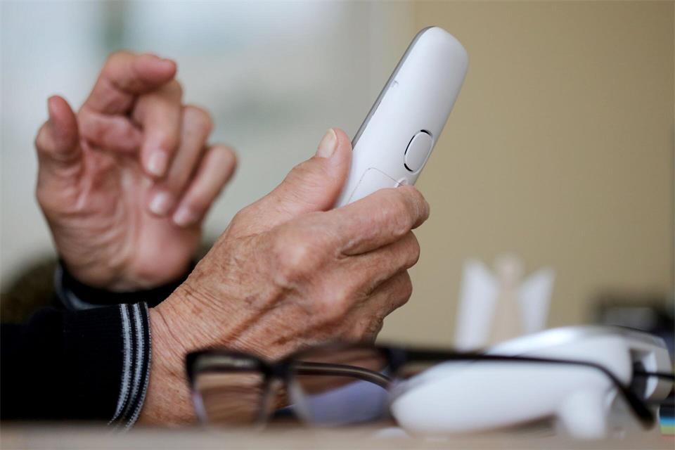 Die Seniorin hat während des Betrugsversuchs die Polizei informiert. (Symbolbild)Roland Weihrauch/dpa