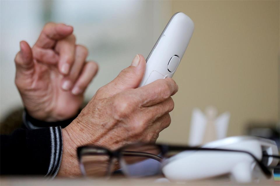 Die Seniorin in Erfurt hat durch den Betrug einen fünfstelligen Geldbetrag verloren. (Symbolbild)Roland Weihrauch/dpa
