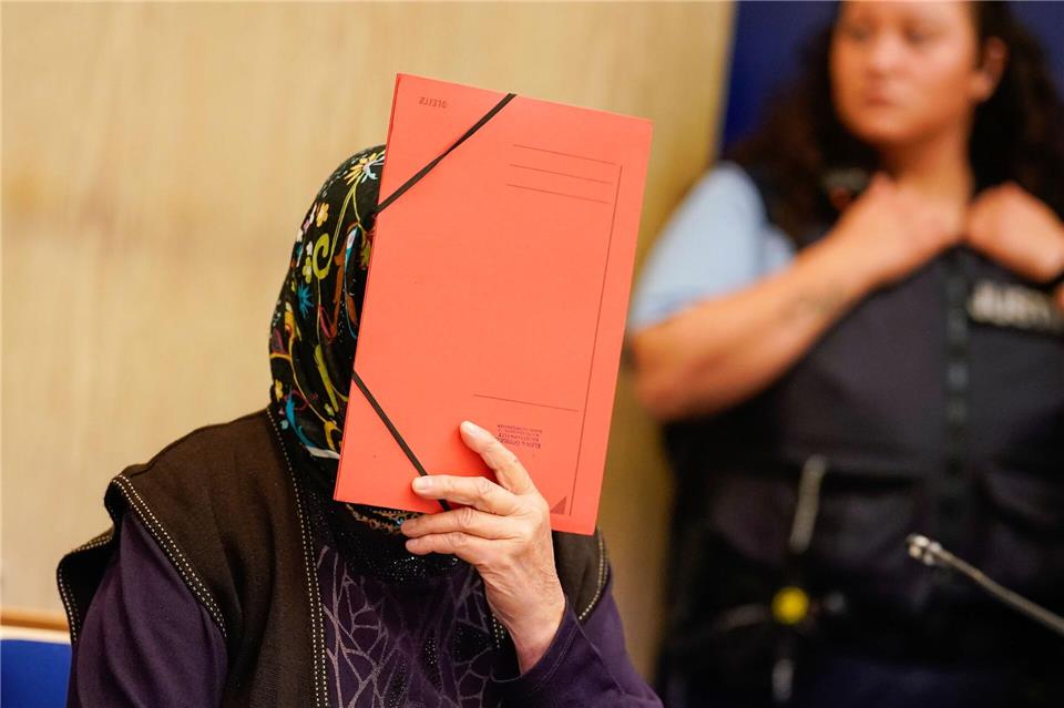 Die Seniorin verdeckt ihr Gesicht bei der damaligen Verhandlung vor Gericht. (Archivbild)Uwe Anspach/dpa