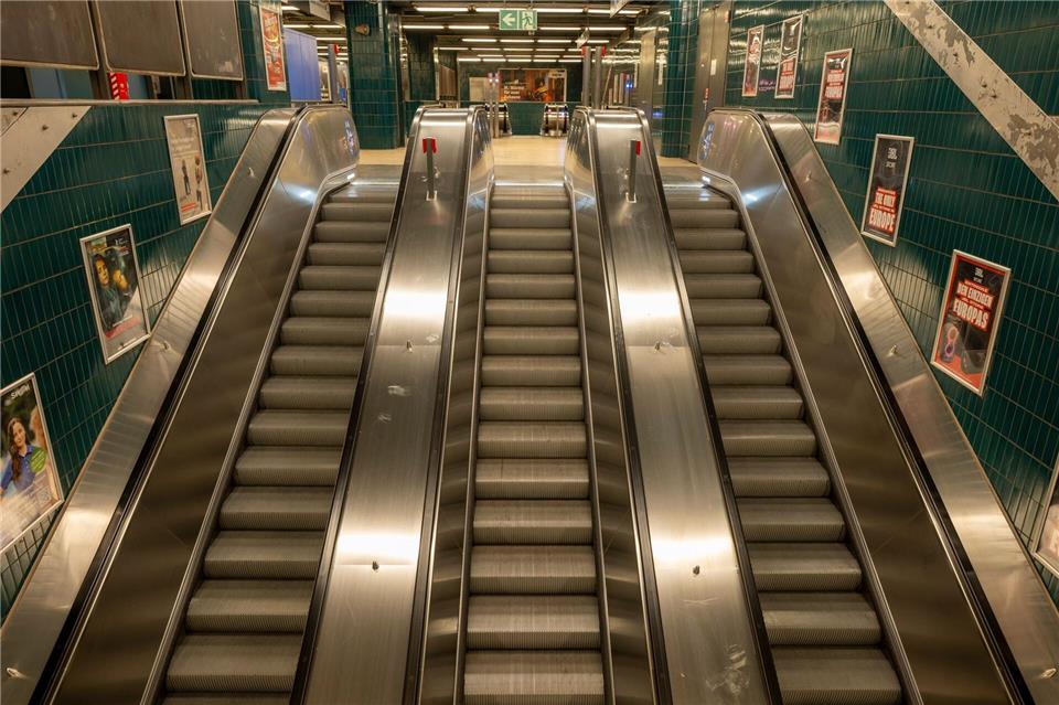 Die Seniorin verlor das Gleichgewicht und stürzte. (Symbolbild)Peter Kneffel/dpa