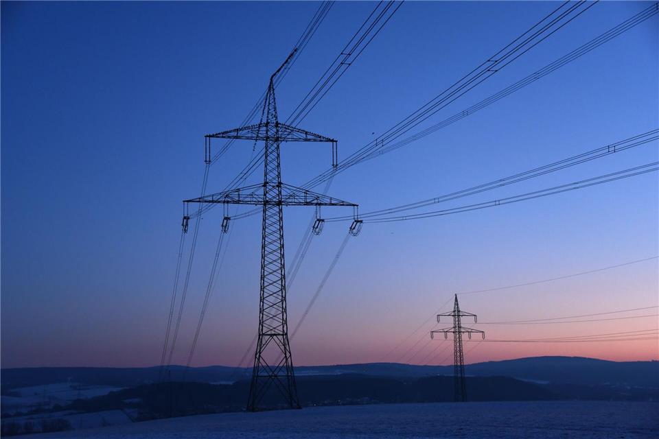 Die Senkung der Übertragungsnetzentgelte durch den Bundeszuschuss führe grundsätzlich zu einer Entlastung der Verbraucherinnen und Verbraucher bei den Stromkosten, heißt es beim Branchenverband BDEW. (Symbolbild)Uwe Zucchi/dpa/dpa-tmn