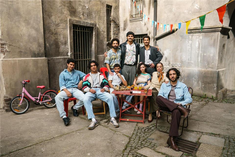 Die Serie „4 Blocks“ bekommt eine Vorgeschichte, die in den 1990ern spielen soll. (Handout)Julia Terjung/HBO Max/dpa