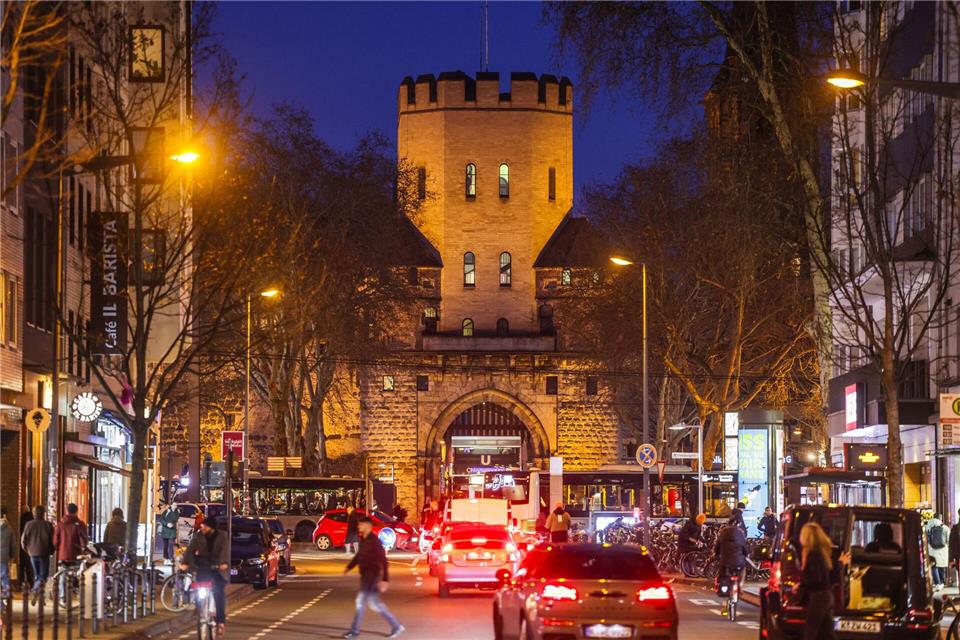 Die Serinstorburg liegt mitten in der Kölner Südstadt. (Archivbild)Oliver Berg/dpa