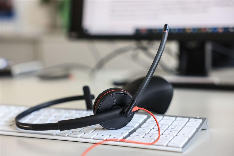 Die Servicehotline wird in fünf Städten angeboten und soll ausgeweitet werden. (Symbolbild)Oliver Berg/dpa