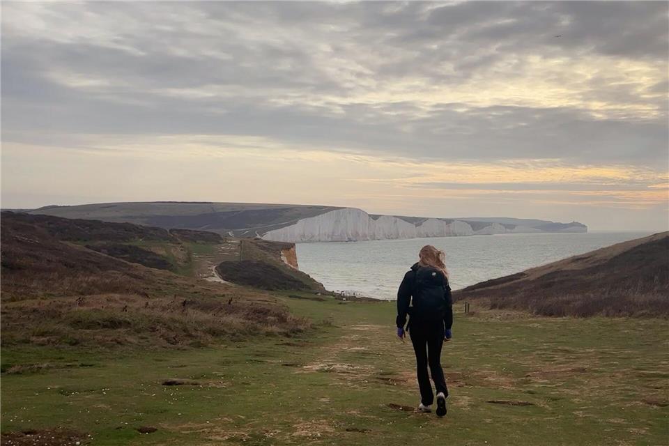 Warum Südengland im Oktober besonders entspannend ist Die „Seven Sisters“ im Blick: 21 Kilometer zählt die Wanderung von Seaford nach Eastbourne - es geht immer entlang der Steilküste. Nathalie Helene Rippich/dpa-tmn