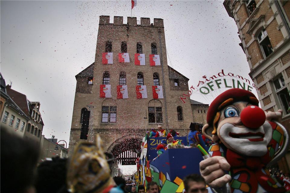 Die Severinstorburg ist das Nadelöhr, durch das der Kölner Rosenmontagszug ziehen muss. (Archivbild) picture alliance / dpa