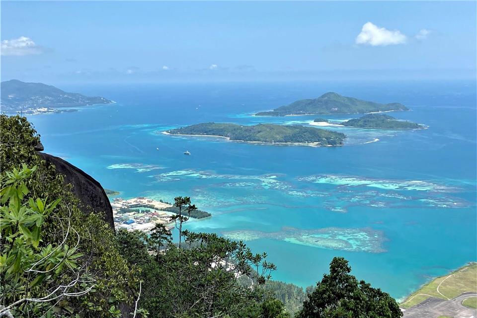 Die Seychellen sind bei Urlaubern für ihre weißen Sandstrände und Korallenriffe beliebt. (Archivbild)Stephanie Von Aretin/dpa-tmn