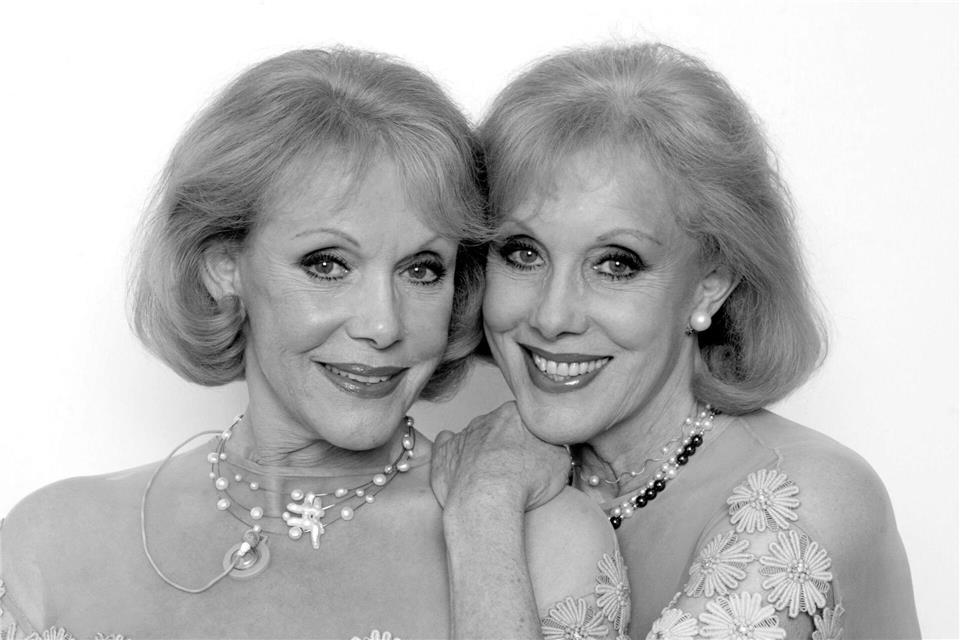 Die Show-Stars Alice (l) und Ellen Kessler sind im Alter von 89 Jahren gemeinsam gestorben. (Archivbild)Jörg Carstensen/dpa