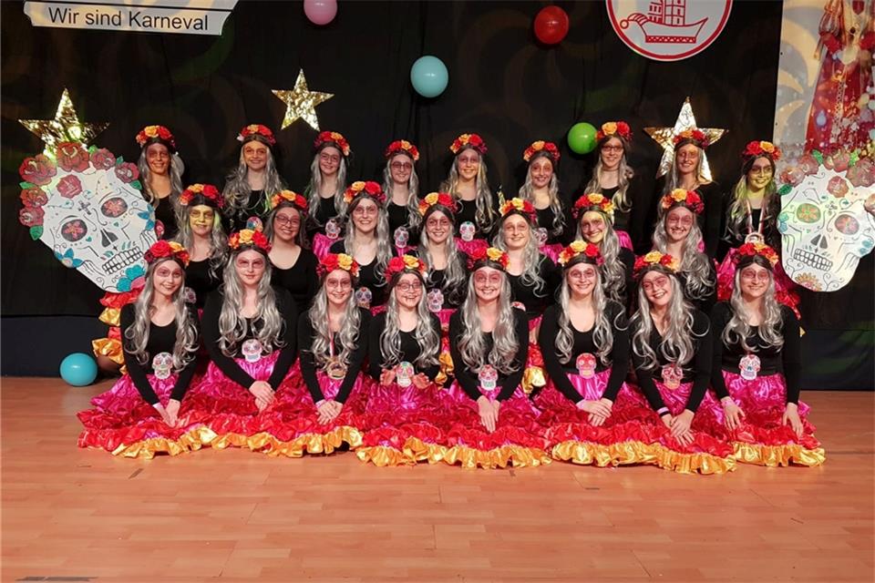 Die Showtanzgarde hat – in neuen Kostümen – den (fröhlichen) „Tag der Toten“ aus Mexiko einstudiert (Vierte von links, vorne: Teamtrainerin Kirsten Wehling). Ein öffentlicher Auftritt musste in der Pandemie ausfallen. Jetzt wird für die Session 2023 trainiert..
