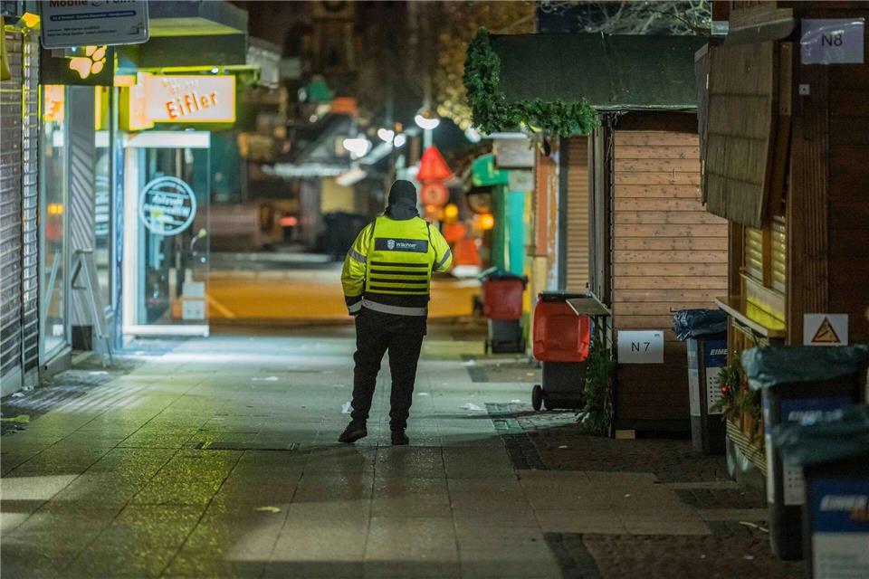 Die Sicherheit auf Hessens Weihnachtsmärkten ist Thema bei einem Besuch von Innenminister Roman Poseck (CDU) in Fulda. (Symbolbild)Andreas Arnold/dpa