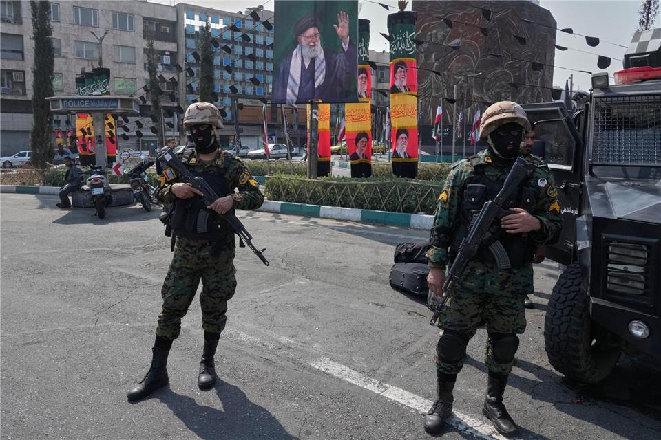 Die Sicherheitskräfte im Iran spielen eine gewichtige Rolle bei der Machtverteilung. (Archivbild)Vahid Salemi/AP/dpa
