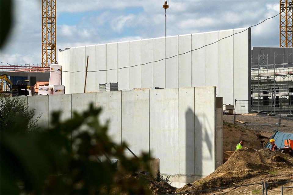 Die Sicherheitsmauern sind rund sechs Meter hoch. Heiko Rebsch/dpa