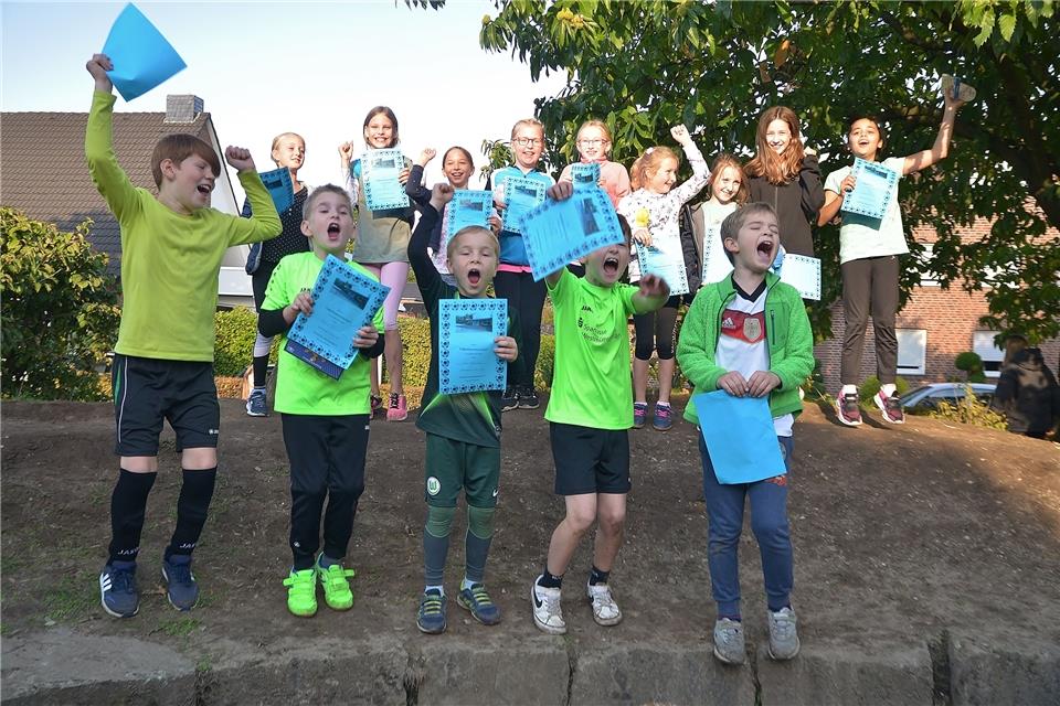 Die Sieger-Teams der St.-Silvesterschule jubeln nach Verleihung der Urkunden.