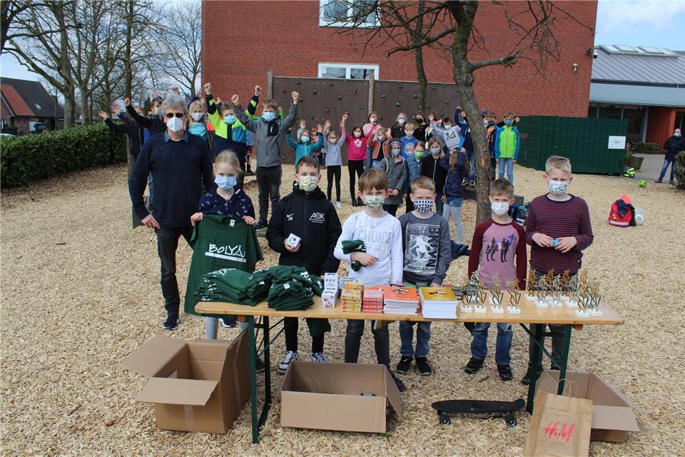 Die Sieger der Raesfelder Sebastianschule und ihre Lehrer freuen sich über den Erfolg.