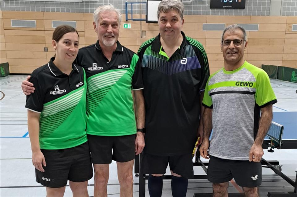 Die Sieger im Doppel: Wahid Osmani (r.) und Ralf Buthmann (2.v.r.) mit den Finalisten Reinhold Heistermann und Nadine Nießing.