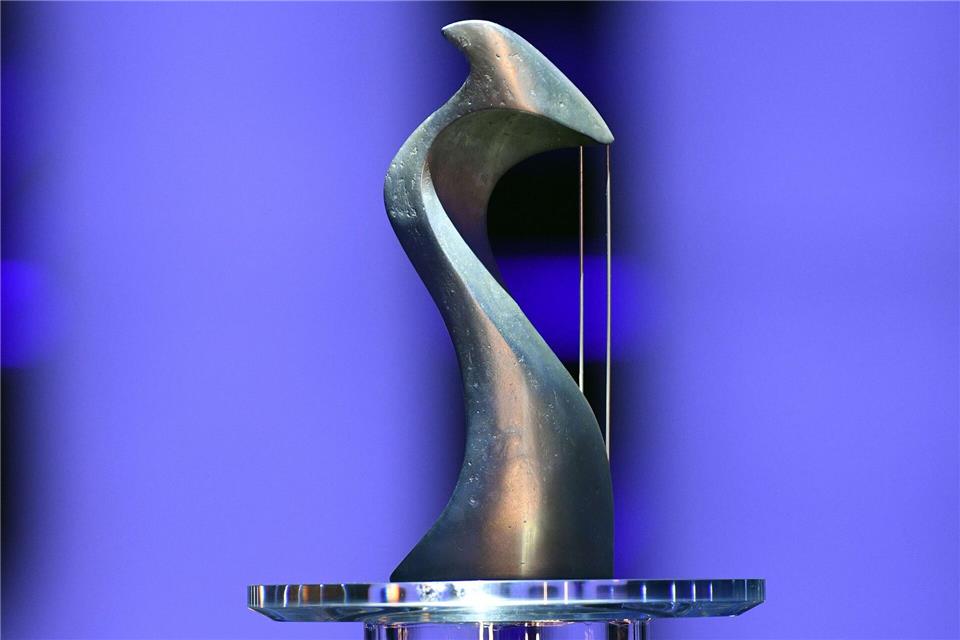 Die Siegerin oder der Sieger beim „Dein Song“-Finale wird sich diesen Pokal schnappen können. (Archivbild)Henning Kaiser/dpa