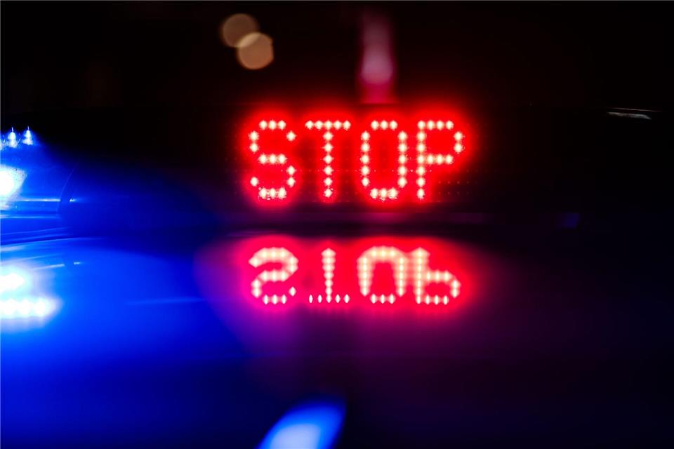 Die Signale zum Anhalten ignorierte der Fahrer. (Symbolbild)Robert Michael/dpa