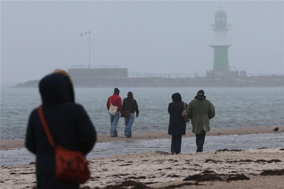 Die Silvesternacht und Neujahr bringen im Norden Regen, Wind und vereinzelt Schnee. (Symbolbild)Bernd Wüstneck/dpa