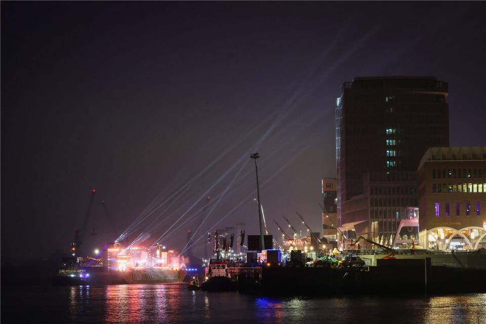 Die Silvestershow des ZDF wurde vor dem Überseequartier gefeiert. (Archivbild) Christian Charisius/dpa