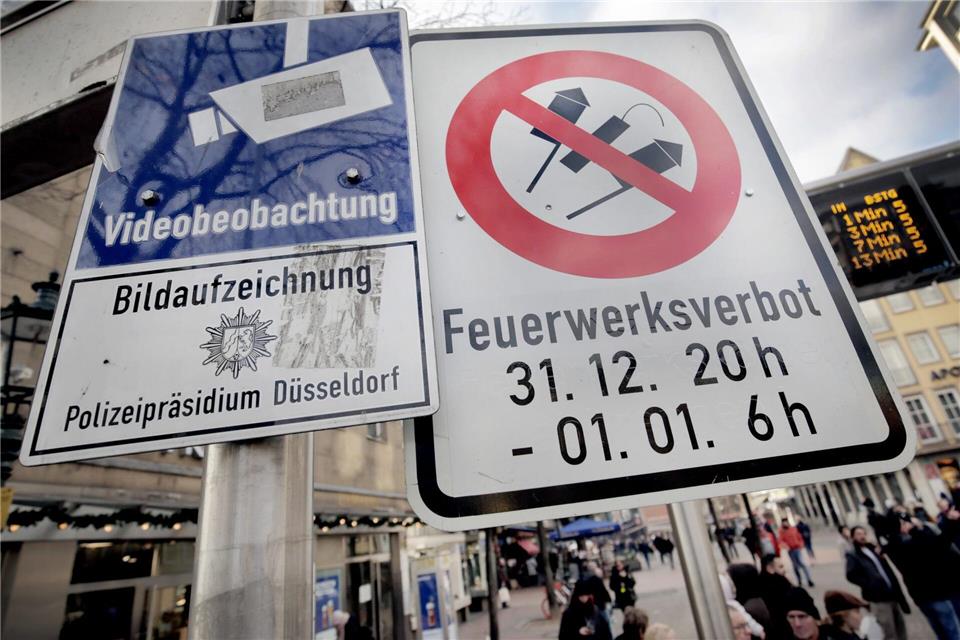 Die Silvestervorbereitungen laufen. (Archivbild)Martin Gerten/dpa