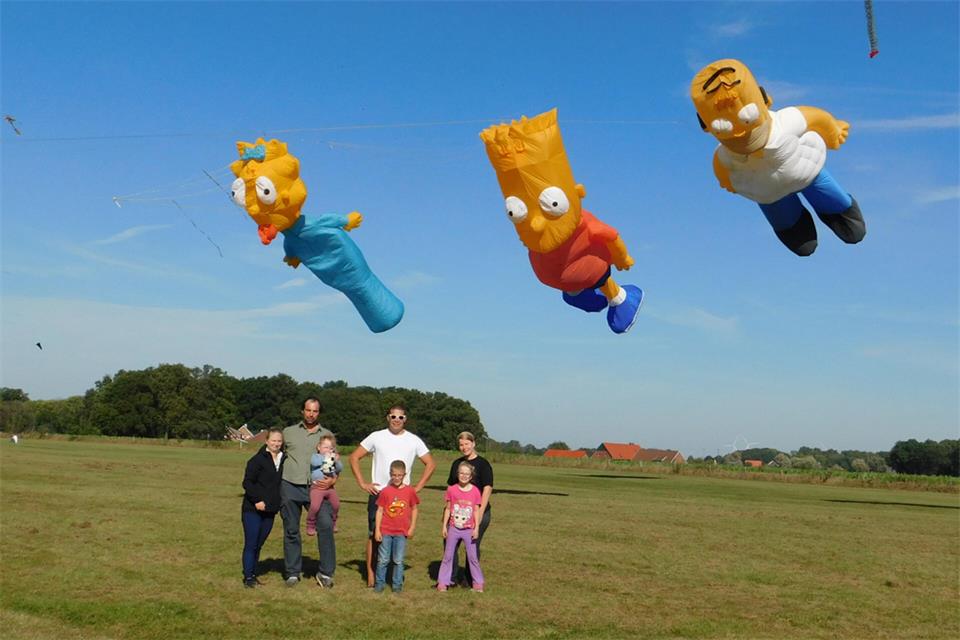 Die Simpsons von Lena Brüning und Simon Terbeck waren ein echter Hingucker beim 36. Drachenfest in Hoxfeld.