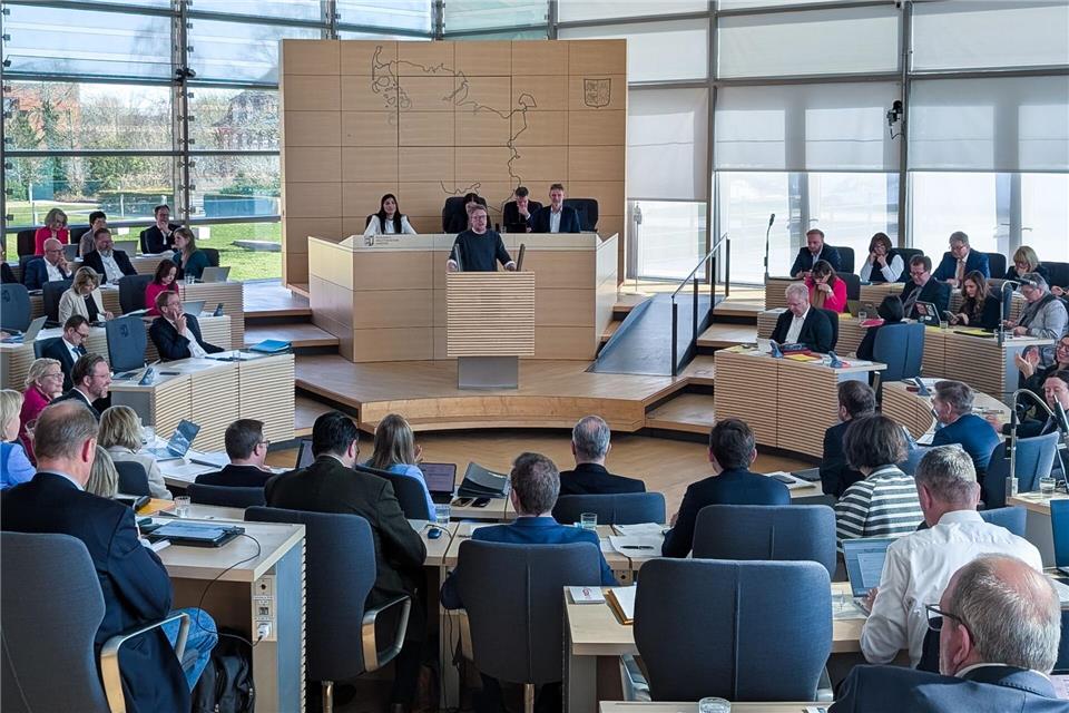 Die Situation des Nahverkehrs auf dem Land beschäftigt den Landtag. (Archivbild)Markus Scholz/dpa