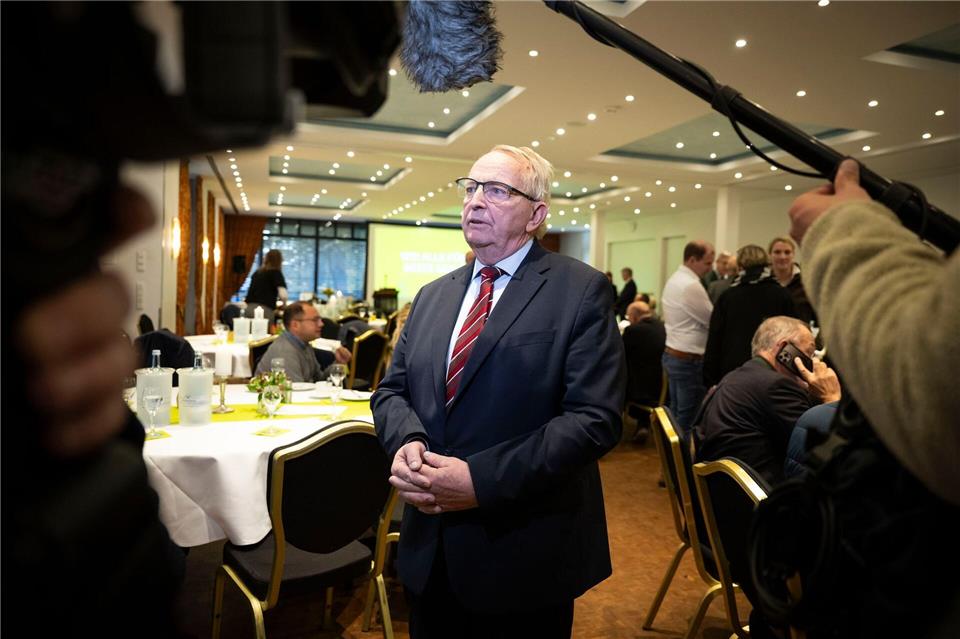 Vogelgrippe: Geflügelwirtschaft fordert Stallpflicht  Die Situation ist ernst, sagt MV-Agrarminister Backhaus mit Blick auf die grassierende Vogelgrippe. Philip Dulian/dpa