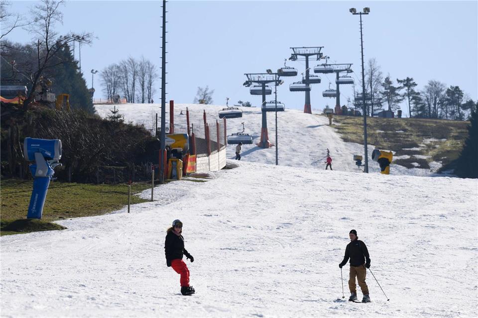 Die Skisaison endet bald.Swen Pförtner/dpa
