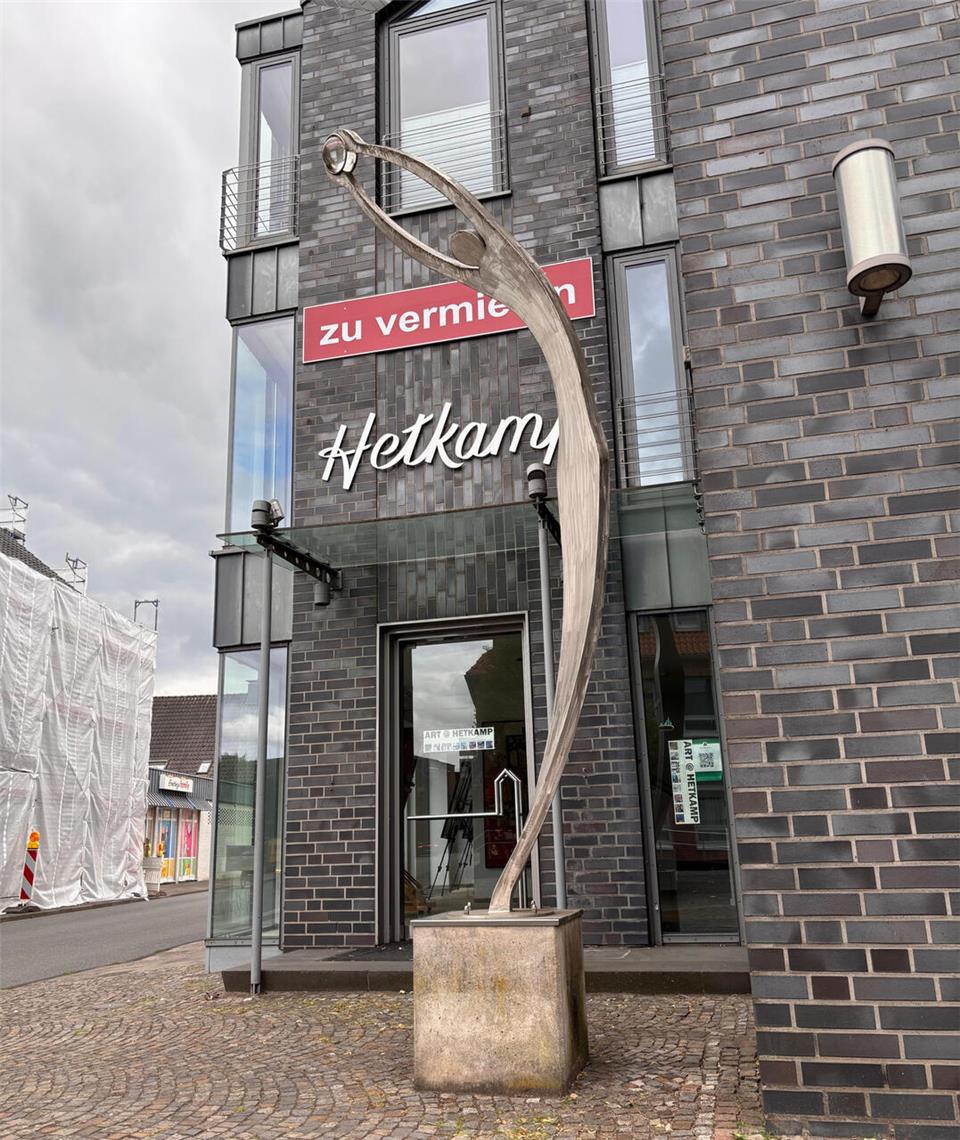 Die Skulptur "Der Traumfänger" von Luzie Hetkamp soll an die Gemeinde gespendet werden. Jetzt soll ein neuer Ort gefunden werden.