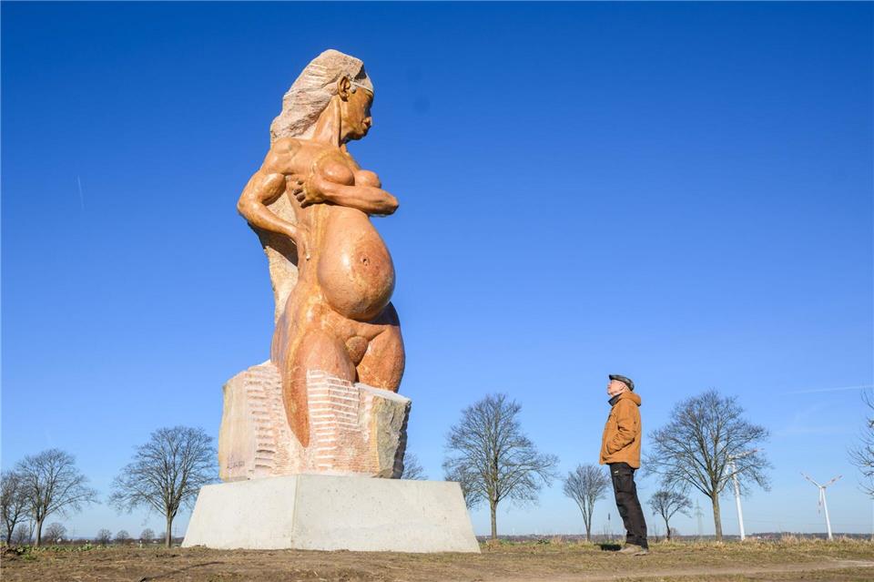 Die Skulptur ist mit Sockel 6,20 Meter hoch. Julian Stratenschulte/dpa