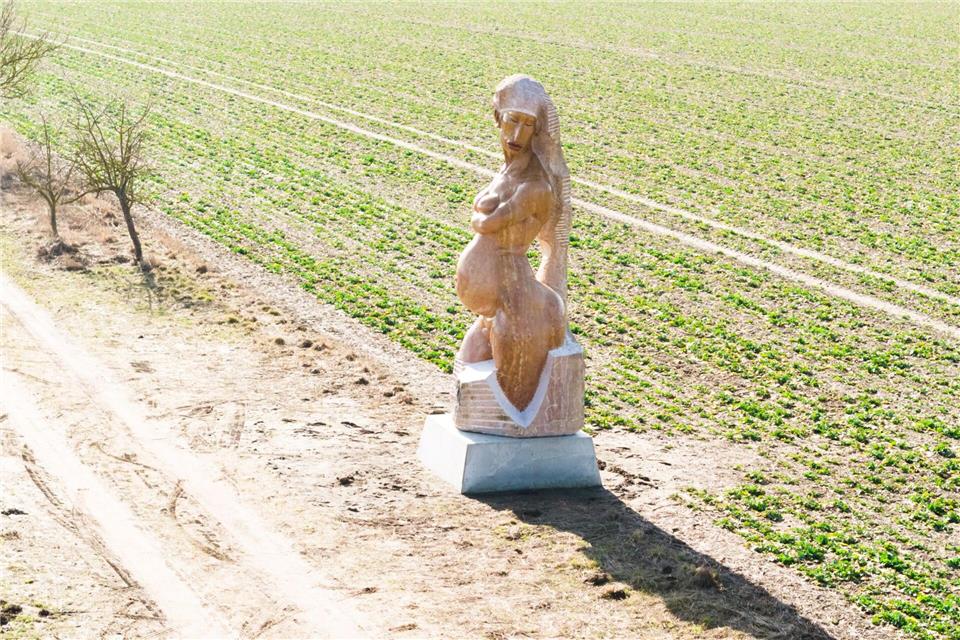 Die Skulptur wiegt mehrere Tonnen. Julian Stratenschulte/dpa