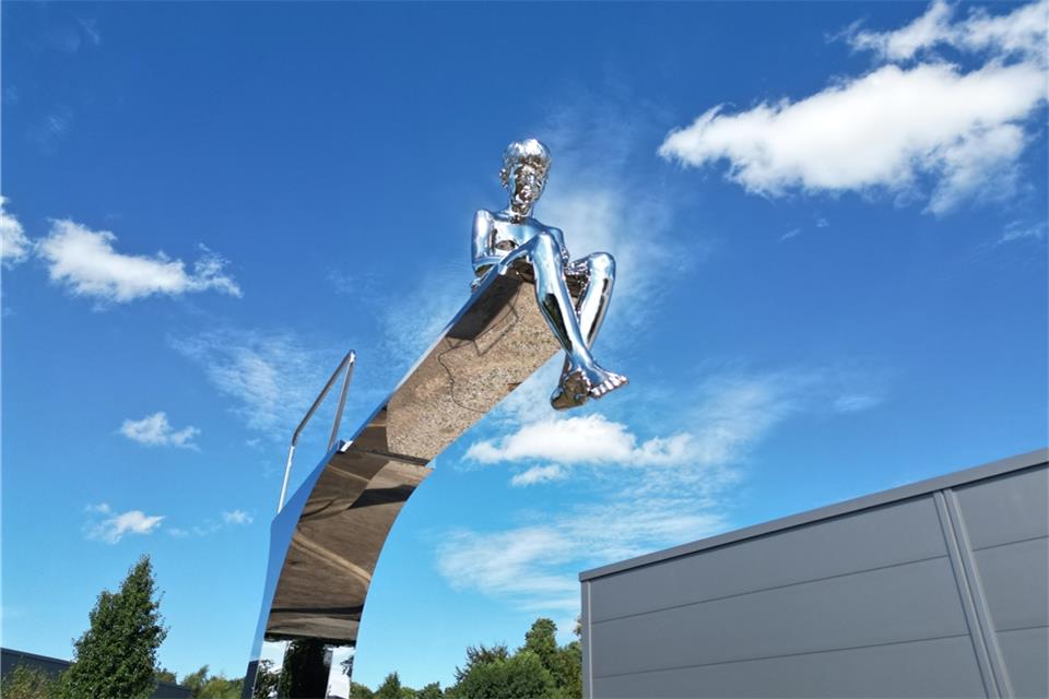 Die Skulptur zeigt einen Jungen auf einem Sprungbrett.