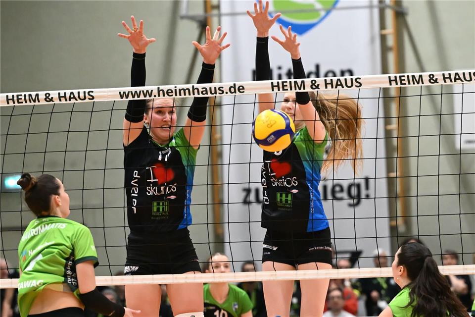 Die Skurios Volleys Borken (hier mit Liza Kastrup und Doreen Luther im Block) stemmten sich am Samstagabend nach Kräften gegen eine Niederlage, waren aber beim 0:3 gegen die Ladies in Black Aachen am Ende chancenlos.