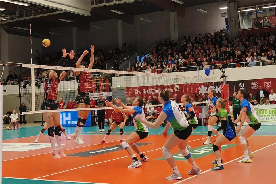 Die Skurios Volleys aus Borken haben sich beim Auswärtsspiel in Dresden schwergetan. Abgesehen von einem guten und nur knapp verlorenen dritten Satz konnten die Mädels von Danuta Brinkmann nichts Zählbares mitnehmen.