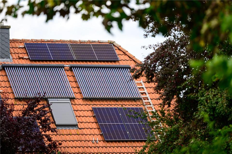 Die Solarindustrie in Deutschland steckt in der Krise und kann dem Preisdruck durch die chinesische Konkurrenz kaum standhalten. Im Sommer meldete auch der Solarglashersteller Glasmanufaktur Brandenburg GmbH im südbrandenburgischen Tschernitz Insolvenz an. (Symbolbild)Philipp Schulze/dpa