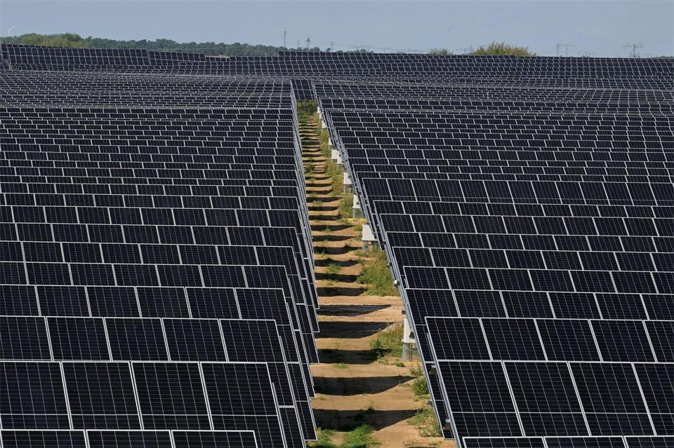 Die Solarmodule stehen auf rund 70 Hektar Fläche.Michael Bahlo/dpa