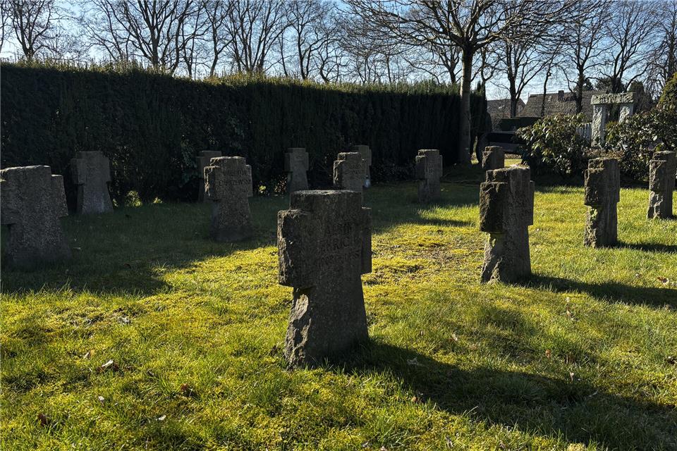 Die Soldatengräber auf dem Friedhof Erle: Viele der Männer sind bei den Kämpfen im März 1945 im Ort gestorben.