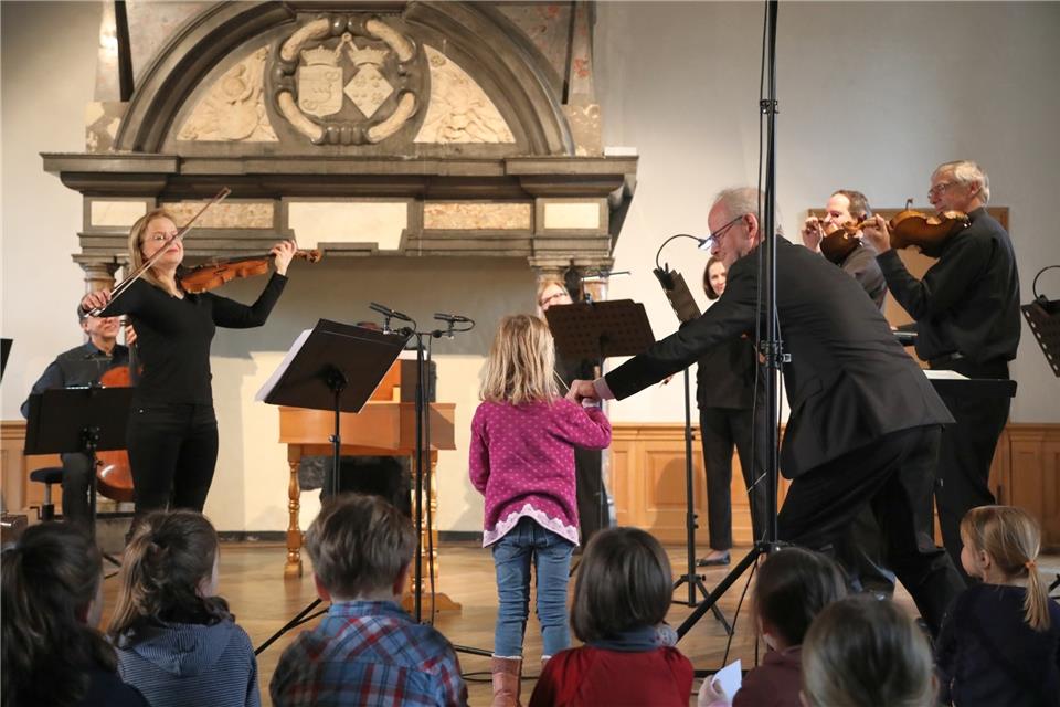 Die Solistin und Erzählerin, die fünfjährige Helena und Cornelius Frowein, der etwas nachhilft.
