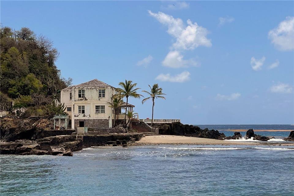 Die Sommerresidenz von James Bond-Autor Ian Fleming auf Little Tobago ist als Ruine erhalten.Manuel Meyer/dpa-tmn